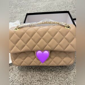 FASHION bag in a beautiful beige color. Mid size.